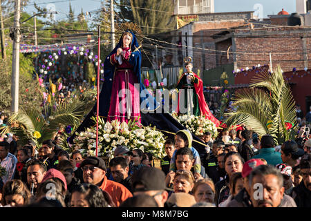 Roman fedeli cattolici portano una statua della Vergine Maria durante il nostro signore della colonna processione che segna l'inizio della Settimana Santa il 18 marzo 2018 in San Miguel De Allende, Messico. La settimana santa ha una durata di due settimane nel festival della centrale di Città del Messico. Foto Stock