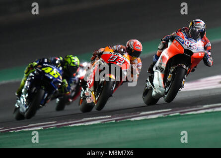 Doha in Qatar. Xviii Mar, 2018. L'italiano della MotoGP Andrea Dovizioso (1R) di Ducati Team compete nel 2018 MotoGP Grand Prix del Qatar al Circuito Internazionale di Losail a Doha, capitale del Qatar, il 18 marzo 2018.Andrea Dovizioso rivendicato il titolo con un tempo di 42 minuti e 34.654 secondi Credito: Nikku/Xinhua/Alamy Live News Foto Stock