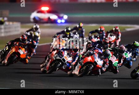 Doha in Qatar. Xviii Mar, 2018. Piloti competere nel 2018 MotoGP Grand Prix del Qatar al Circuito Internazionale di Losail a Doha, capitale del Qatar, il 18 marzo 2018. Credito: Nikku/Xinhua/Alamy Live News Foto Stock