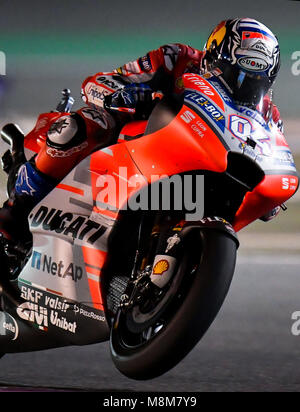 Doha in Qatar. Xviii Mar, 2018. L'italiano della MotoGP Andrea Dovizioso di Ducati Team compete durante il 2018 MotoGP Grand Prix del Qatar al Circuito Internazionale di Losail a Doha, capitale del Qatar, il 18 marzo 2018. Andrea Dovizioso rivendicato il titolo con un tempo di 42 minuti e 34.654 secondi Credito: Nikku/Xinhua/Alamy Live News Foto Stock