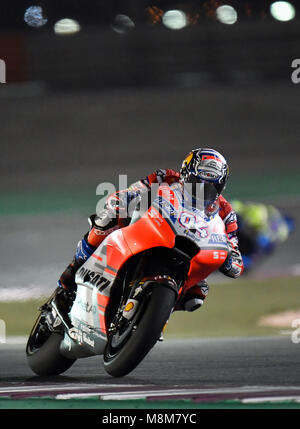 Doha in Qatar. Xviii Mar, 2018. L'italiano della MotoGP Andrea Dovizioso di Ducati Team compete durante il 2018 MotoGP Grand Prix del Qatar al Circuito Internazionale di Losail a Doha, capitale del Qatar, il 18 marzo 2018. Andrea Dovizioso rivendicato il titolo con un tempo di 42 minuti e 34.654 secondi Credito: Nikku/Xinhua/Alamy Live News Foto Stock