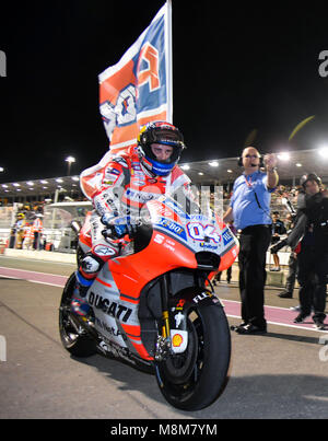 Doha in Qatar. Xviii Mar, 2018. L'italiano della MotoGP Andrea Dovizioso di Ducati Team festeggia dopo la vittoria del 2018 MotoGP Grand Prix del Qatar al Circuito Internazionale di Losail a Doha, capitale del Qatar, il 18 marzo 2018. Andrea Dovizioso rivendicato il titolo con un tempo di 42 minuti e 34.654 secondi. Credito: Nikku/Xinhua/Alamy Live News Foto Stock