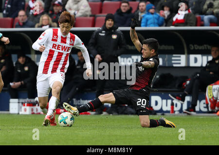 Colonia, Germania. Xviii Mar, 2018. Charles Aranguiz (R) di Leverkusen vies con Yuya Osako di Colonia durante la Bundesliga partita di calcio tra Colonia e Leverkusen a Colonia, Germania, 18 marzo 2018. Colonia ha vinto 2-0. Credito: Ulrich Hufnagel/Xinhua/Alamy Live News Foto Stock