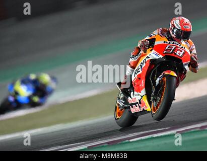 Doha in Qatar. Xviii Mar, 2018. Lo spagnolo della MotoGP Marc Marquez del Repsol Honda Team compete durante il 2018 MotoGP Grand Prix del Qatar al Circuito Internazionale di Losail a Doha, capitale del Qatar, il 18 marzo 2018. Marc Marquez ha preso il secondo posto con 42 minuti e 34.681 secondi. Credito: Nikku/Xinhua/Alamy Live News Foto Stock