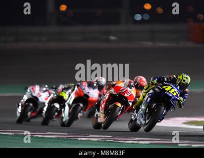 Doha in Qatar. Xviii Mar, 2018. L'italiano della MotoGP Valentino Rossi (1R) di Movistar Yamaha MotoGP compete durante il 2018 MotoGP Grand Prix del Qatar al Circuito Internazionale di Losail a Doha, capitale del Qatar, il 18 marzo 2018. Valentino Rossi ha conquistato il terzo posto con 42 minuti di 35.451 secondi. Credito: Nikku/Xinhua/Alamy Live News Foto Stock