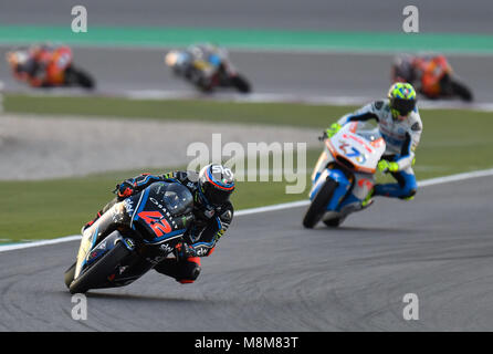 Doha in Qatar. Xviii Mar, 2018. Italiana Moto2 rider Francesco Bagnaia (anteriore) di SKY Racing Team VR46 compete durante il moto2 gara di MotoGP al sul Circuito Internazionale di Losail a Doha, capitale del Qatar, il 18 marzo 2018. Francesco Bagnaia rivendicato il titolo con 40 minuti e 19.802 secondi. Credito: Nikku/Xinhua/Alamy Live News Foto Stock