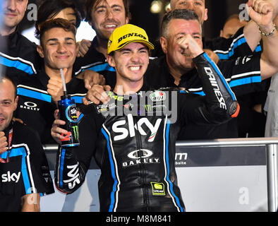 Doha in Qatar. Xviii Mar, 2018. Italiana Moto2 rider Francesco Bagnaia di SKY Racing Team VR46 festeggia dopo aver vinto la prima in Moto2 gara di MotoGP al sul Circuito Internazionale di Losail a Doha, capitale del Qatar, il 18 marzo 2018. Francesco Bagnaia rivendicato il titolo con 40 minuti e 19.802 secondi. Credito: Nikku/Xinhua/Alamy Live News Foto Stock