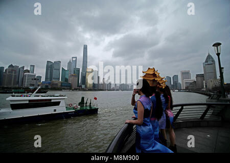 Shanghai, Shanghai, Cina. Xix Mar, 2018. Shanghai, Cina-16th Marzo 2018: Le donne indossando il tradizionale tempio taoista di cappelli a forma di posare per le foto al Bund a Shanghai, Marzo 16th, 2018. Credito: SIPA Asia/ZUMA filo/Alamy Live News Foto Stock