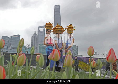 Shanghai, Shanghai, Cina. Xix Mar, 2018. Shanghai, Cina-16th Marzo 2018: Le donne indossando il tradizionale tempio taoista di cappelli a forma di posare per le foto al Bund a Shanghai, Marzo 16th, 2018. Credito: SIPA Asia/ZUMA filo/Alamy Live News Foto Stock