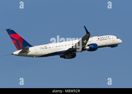 Richmond, British Columbia, Canada. Xvii Mar, 2018. Un Delta Air Lines Boeing 757-200 (N693DL) corpo stretto a corridoio unico twin-motore aereo jet in volo dopo il decollo. Credito: Bayne Stanley/ZUMA filo/Alamy Live News Foto Stock