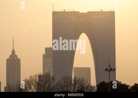 , Suzhou Suzhou, Cina. Xvii Mar, 2018. Suzhou, Cina del xvii Marzo 2018: Tramonto al Gate a est di Suzhou, est della Cina di provincia dello Jiangsu.La porta ad est, un 74-storia grattacielo a Suzhou, è definito come il pantalone edificio perché sembra che i pantaloni giganti. Credito: SIPA Asia/ZUMA filo/Alamy Live News Foto Stock