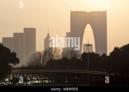 , Suzhou Suzhou, Cina. Xvii Mar, 2018. Suzhou, Cina del xvii Marzo 2018: Tramonto al Gate a est di Suzhou, est della Cina di provincia dello Jiangsu.La porta ad est, un 74-storia grattacielo a Suzhou, è definito come il pantalone edificio perché sembra che i pantaloni giganti. Credito: SIPA Asia/ZUMA filo/Alamy Live News Foto Stock