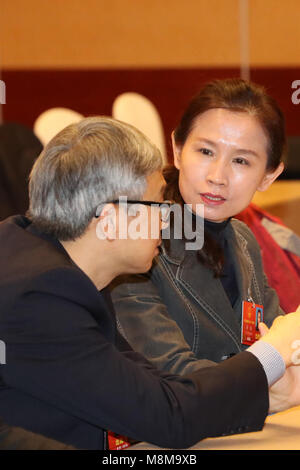 (180319) -- Pechino, 19 marzo 2018 (Xinhua) -- Li Lu (R), un neo-eletto deputato al XIII Congresso Nazionale del Popolo, parla con un altro vice durante un panel di discussione della prima sessione del XIII NPC a Pechino, capitale della Cina, 16 marzo 2018. Li Lu è il capo del dipartimento cardiovascolare di Shenyang Medical College secondo ospedale di Shenyang, a nord-est della Cina di Provincia di Liaoning. Come un medico cardiaco, che ha dedicato alla sua carriera per oltre trenta anni di esperienza nella fornitura di cure mediche per i pazienti. Come un sostituto per il XIII congresso nazionale del popolo, li è venuto a questo anno la NPC wi Foto Stock