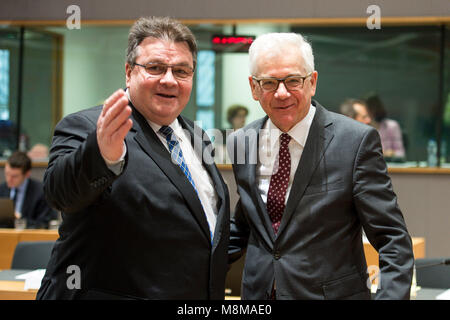 Bruxelles, Belgio. Xix Mar, 2018. Il lituano Ministro degli Esteri Linas Antanas Linkevi?ius (L) e Jacek Czaputowicz, ministro degli affari esteri polacco all'inizio di FAC il Consiglio dei Ministri esteri Ue a livello europeo la sede del Consiglio a Bruxelles, in Belgio il 19.03.2018 da Wiktor Dabkowski | Utilizzo di credito in tutto il mondo: dpa/Alamy Live News Foto Stock