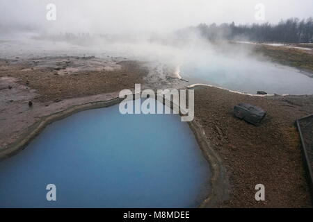 La cottura a vapore hot springs colorato da minerali a Haukadalur area geotermica nel Golden Circle, Islanda Foto Stock