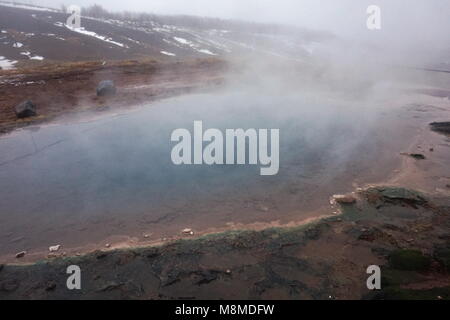 Cottura a vapore piscine calde colorate da minerali a Haukadalur area geotermica nel Golden Circle, Islanda Foto Stock