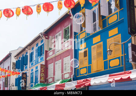 Colorate botteghe e lanterne in Temple Street, Chinatown, il quartiere di Outram, zona centrale, Singapore Island (Pulau Ujong), Singapore Foto Stock