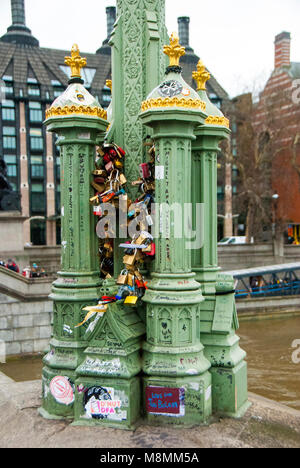 Londra, UK, 17 marzo 2018 l'amore si blocca sul Westminster Bridge accanto al Big Ben. Coppie amorevole lasciare lucchetti attaccata alla luce sul ponte. Foto Stock