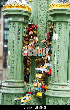 Londra, UK, 17 marzo 2018 l'amore si blocca sul Westminster Bridge accanto al Big Ben. Coppie amorevole lasciare lucchetti attaccata alla luce sul ponte. Foto Stock