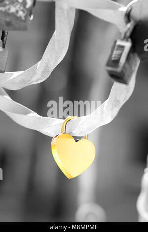 Un materiale metallico a forma di cuore lucchetto amore isolati su nero e sfondo bianco. Percorso di clipping disponibile Foto Stock