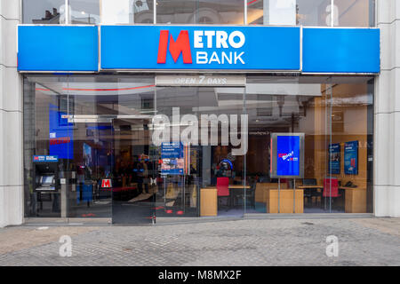 Un ramo del metro Bank su Peascod Street in Windsor, Regno Unito. Foto Stock
