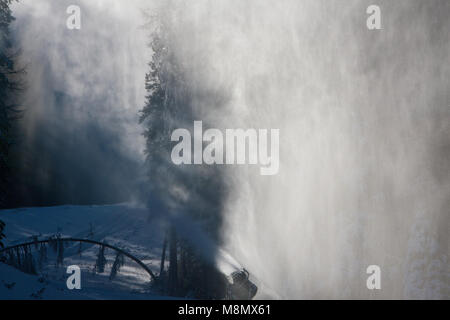 L'innevamento turbine o cannoni da neve sono utilizzati per creare il miglior livello di base per sciare presto in autunno quando le condizioni esterne sono i migliori per la produzione di neve. Foto Stock