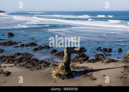 Affioramenti di roccia da eruzioni vulcaniche sulla spiaggia in corrispondenza della faccia Rock membro punto panoramico. Bandon Oregon Foto Stock