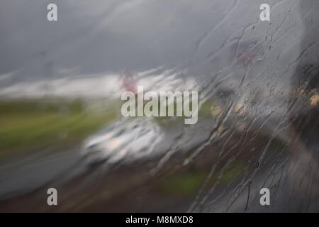 Giorno di pioggia nella finestra di bus con il gocciolamento di acqua dal vetro Foto Stock