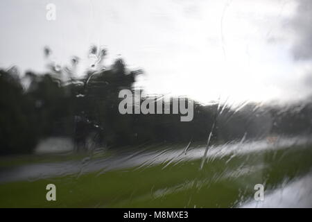 Giorno di pioggia nella finestra di bus con il gocciolamento di acqua dal vetro Foto Stock