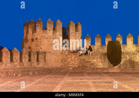 Il palazzo del castello dei Conti di Cabra (IX secolo) al tramonto - gruppo di ragazze. Cabra. In provincia di Cordoba. Regione dell'Andalusia. Spagna. Europa Foto Stock