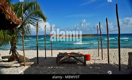Posti a sedere all'ombra di fronte al mare a Cancún in Messico Foto Stock