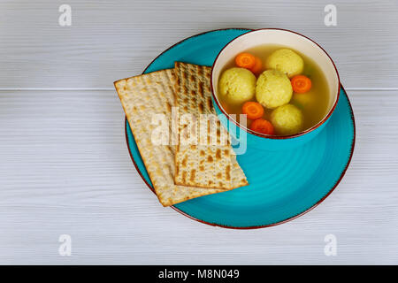 Tradizionale ebraica matzah di palline in una pentola di zuppa durante la festa ebraica della Pasqua ebraica Pesach. matzah, simboli ebraici Foto Stock