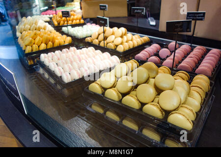 Jan 2, 2018 - Amaretti sul display in una pasticceria a Parigi, Francia Foto Stock