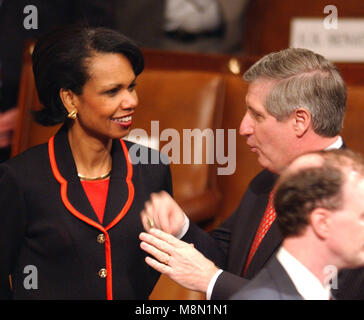 Washington, DC - Gennaio 28, 2003 -- Consigliere per la Sicurezza Nazionale Condoleezza Rice, sinistra, condivide alcuni pensieri con il capo del personale della Casa Bianca, Andy carta sul pavimento della Camera dei rappresentanti degli Stati Uniti prima del Presidente degli Stati Uniti George Bush offrendo il suo stato dell unione indirizzo a una sessione congiunta del Congresso degli Stati Uniti. Credito: Ron Sachs / CNP /MediaPunch Foto Stock