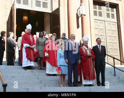 Washington, D.C. - 2 Ottobre 2005 - Il Presidente degli Stati Uniti George Bush assiste 52nd annuale di massa rossa a St. Matthews Cattedrale. Massa rossa è una tradizione che si svolge la domenica prima della Corte suprema di apertura della sessione. Il servizio offre speciali preghiere per la corte e i giudici come cominciano a sentire questa tornata di casi. Questa massa è speciale per il fatto che il nuovo Capo della Giustizia, John G. Roberts, Jr. è di presenze lungo con sua moglie Jane. La first lady Laura Bush era in presenza così come gli Stati Uniti il Segretario di Stato Condoleezza Rice e il capo del personale della Casa Bianca, Andrew Card. Foto Stock