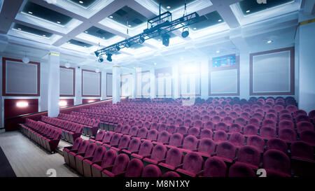 Concert hall del cinema con red nuove sedie. L'interno della sala in vista del cinema dal palco Foto Stock