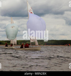 Regata a serbatoio di Kharkov 2017 Barca a vela si sposta sulle onde di una giornata di vento contro una nuvola sfondo cielo Foto Stock