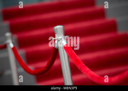 Tappeto rosso, scale e corda di barriera Foto Stock