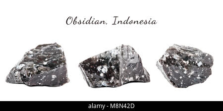 Le riprese in modalità Macro della pietra naturale. Il minerale grezzo è di ossidiana, Indonesia. Oggetto isolato su uno sfondo bianco. Foto Stock
