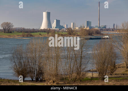 Duisburg, Renania settentrionale-Vestfalia, Germania - Marzo 26, 2016: vista dal Alsumer Berg oltre il Fiume Reno verso i Kraftwerk (Power station) Walsum, Foto Stock