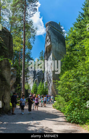 I turisti sono il passaggio di formazione di roccia chiamato Sugar Loaf, Adrspach-Teplice rocce, Dolni Adrspach, Hradec Kralove, Repubblica Ceca, Europa Foto Stock