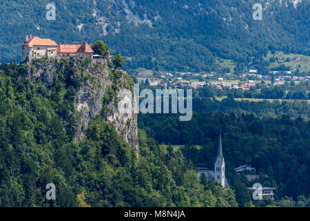 Il castello di Bled visto da Ojstrica, Alta Carniola, Slovenia, Europa Foto Stock