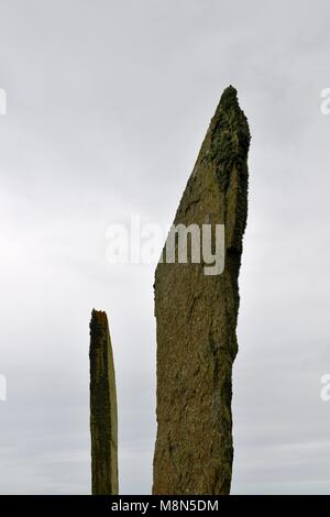 Pietre permanente di Stenness, Orkney. 5m alta megaliti preistorici del cerchio di pietra henge monumento originariamente fino a dodici pietre su 5000 anni Foto Stock