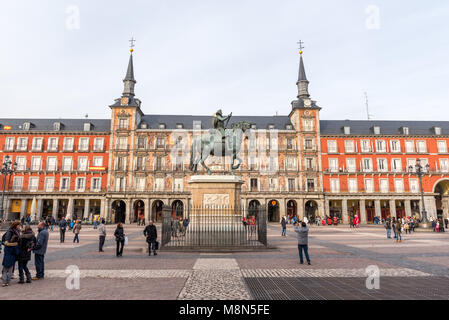 Playa Mayor, Madrid, Spagna. Destinazione turistica popolare nel centro di Madrid, capitale della Spagna. Statua di re Filippo III Foto Stock