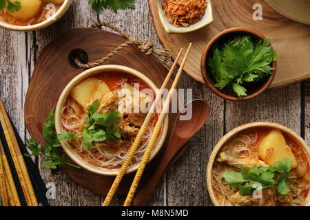 Bihun Kari. Cucina di fusione di spaghetti di riso con pollo al curry zuppa; un piatto popolare a Medan, nel nord di Sumatra. Foto Stock