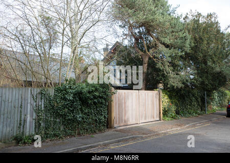 La casa del professor Stephen Hawking a Cambridge nel marzo 14th. Rinomato in tutto il mondo fisico Stephen Hawking è morto all età di 76. Morì serenamente nella sua casa di Cambridge nelle prime ore di mercoledì, la sua famiglia ha detto. Il scienziato britannico era famoso per il suo lavoro con i buchi neri e relatività e scrisse alcuni popular science books include una breve storia del tempo. All'età di 22 Prof Hawking è stato dato solo un paio di anni a vivere dopo aver diagnosticato con una rara malattie del motoneurone. Foto Stock