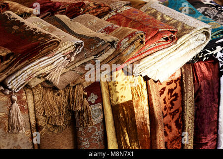 Tappeti tappeti e cuscini per la vendita in un mercato a tel aviv, Israele Foto Stock