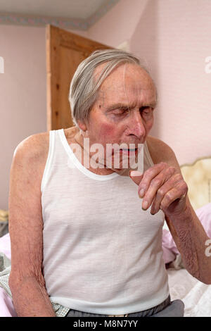 Uomo anziano affetto da un pesante inverno freddo Foto Stock