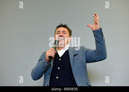 L ex calciatore Dean Saunders dopo cena altoparlante Foto Stock