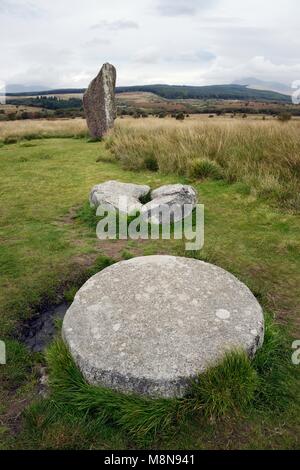 Machrie Moor preistorici circoli di pietra. Isola di Arran, Scozia. Cerchio 2 di 4000+ anno sito. 2 pietre rettificate per la macina del frumento Foto Stock